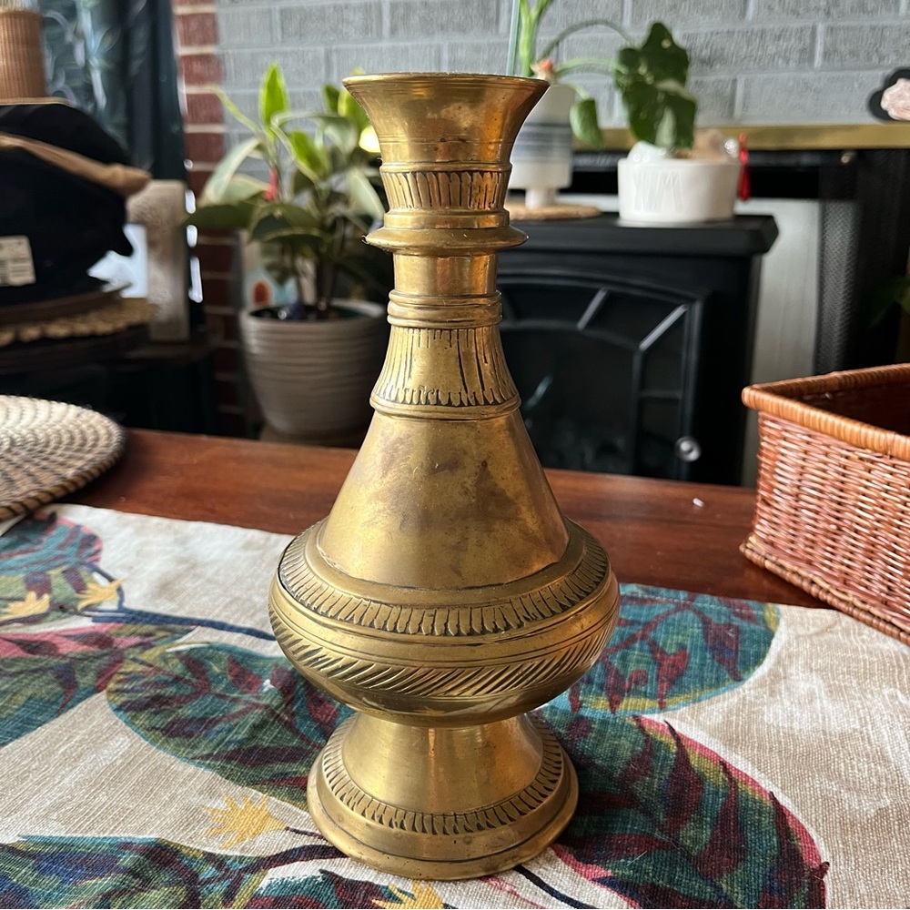 Antique Brass Heavy Vase Etched Gold India 9” Vintage Solid MCM Ornate Unique - Picture 5 of 10